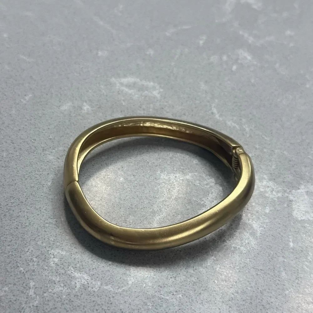 Gold bangle - Picture 3 of 4
